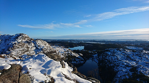 Utsikt ned igjen mot Storatjørna (drikkevannet).
