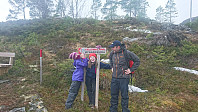 Glade turgåere ved skiltet som forteller at du må forlate skogsveien.