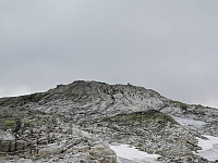 Et steinet terreng nær toppen.