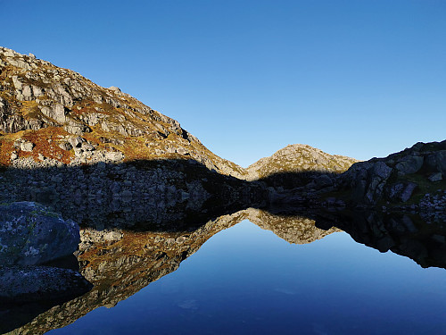 Flott på fjellet denne lørdags ettermiddagen. Her ved Kvernhusbotnvatnet (902 moh).