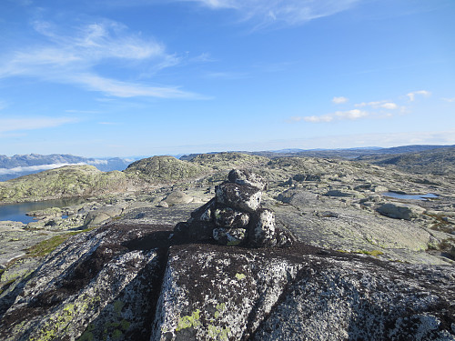 Toppen av Søra Skjenafjell, 1395 moh. Utsikt NØ mot de andre toppene jeg passerte på veien.