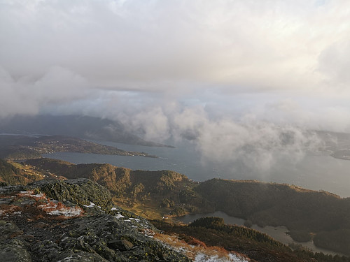 Utsikt mot Samnangerfjorden fra toppen.