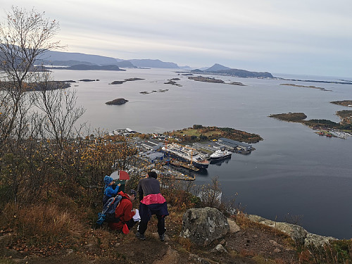Utsiktspunktet på 254 moh. Utsikt rett ned mot Vard Søvik.