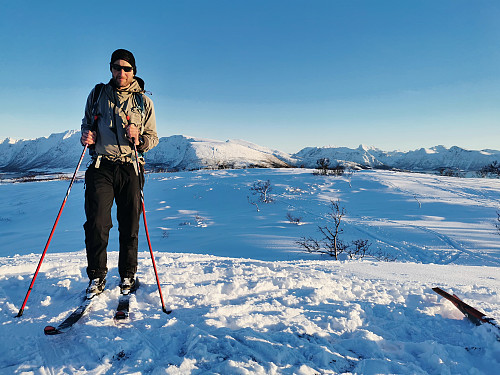 Undertegnede på lånte ski på toppen av Bjørndalsheia, 207 moh.