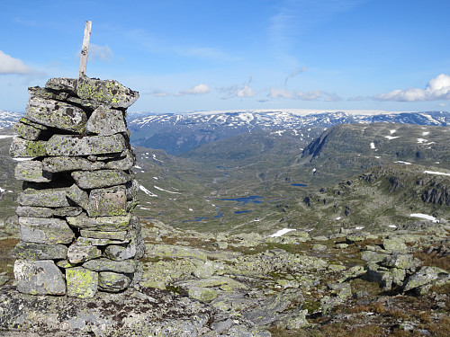 Utsikt fra "lurevarden" og ned Blåbergdalen. Camp'en er ved det største vannet midt i bildet.