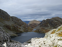 Utsikt videre ned mot Svartavatnet og senere Krokadalen og Heimadalen. Knottaberget (1154 moh) til høyre og Heimadalsberget (1144 moh) i bakgrunnen.