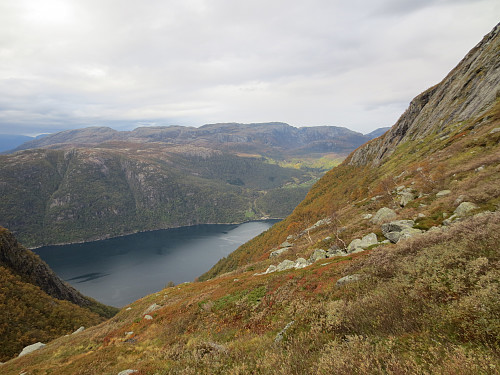 Utsikt fra Heimadalen og ned i fjorden. Bare 600 hm igjen nå...