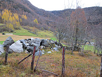 Her er nok årsaken til stiomlegging. Det går nemlig tydelig sti ned mot venstre og inn på innmark, mens den nye stien går mot høyre inne i skogen.