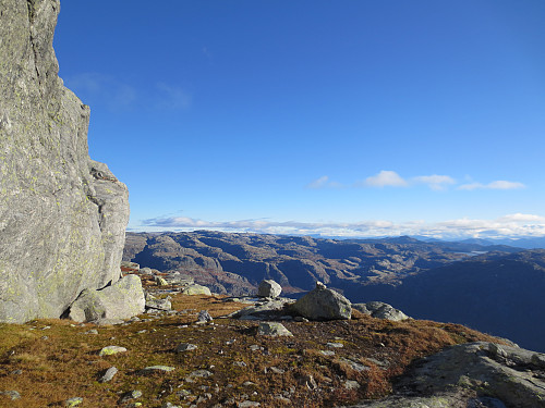 Fin plass like nedenfor toppen for lunsj, med flott utsikt mot sør og øst.