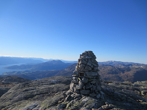 Toppen av Manfjellet, 1263 moh, en skyfri dag i oktober. Sist gang jeg var i dette området (i oktober) var det så mye snø at jeg kun fikk tatt turen på Skrott.