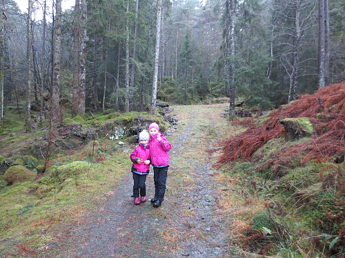 To fornøyde jenter etter fin tur på Hjortåsen.