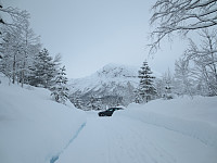 Parkering på Solsetevegen vinterstid er ikke enkelt, men  jeg fant en plass 200 meter før hyttefeltet.