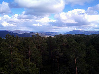 Mot sørøst. Stord til høyre, og de snødekte fjellene rundt Ulvanosi ved Uskedalen til venstre i bildet.