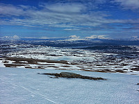 På vei tilbake fra høydene nord for Hjerttindtuva. Fra venstre Vassbruntinden (kommunetopp Lenvik), Mårfjellet og Blåtind.