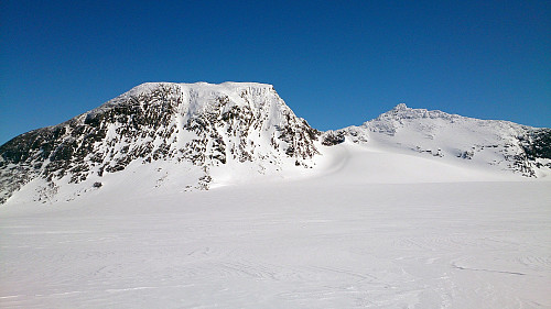 Okkskolten sett fra breen. En går opp ryggen til venstre for toppen. Toppen til høyre er Okshornet på 1901 moh.