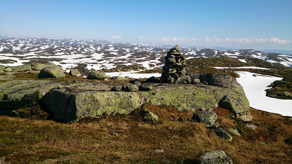 Få topper som skilte seg ut. Men vet noen hva den svarte toppen litt til venstre for varden heter? Retningen er nord-nordøst.