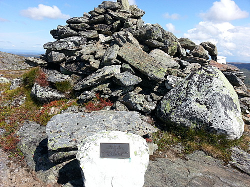 Minnestavle over Kong Olav og statsminister Per Borten som rastet på Kråkfjellet.
