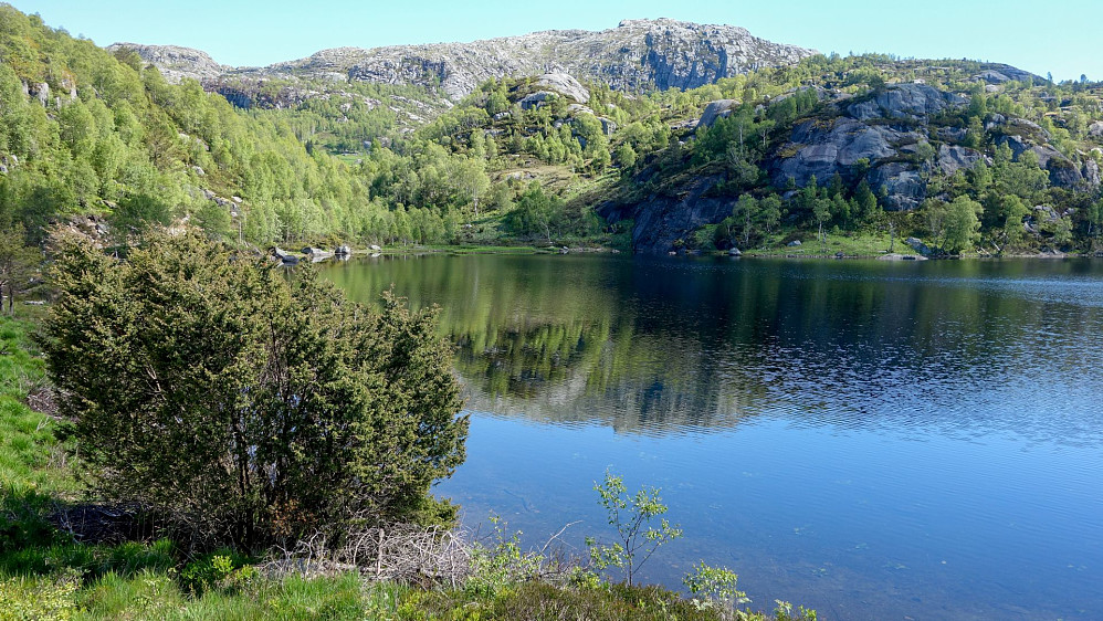 Myrstølvatnet med Solliknuden bak