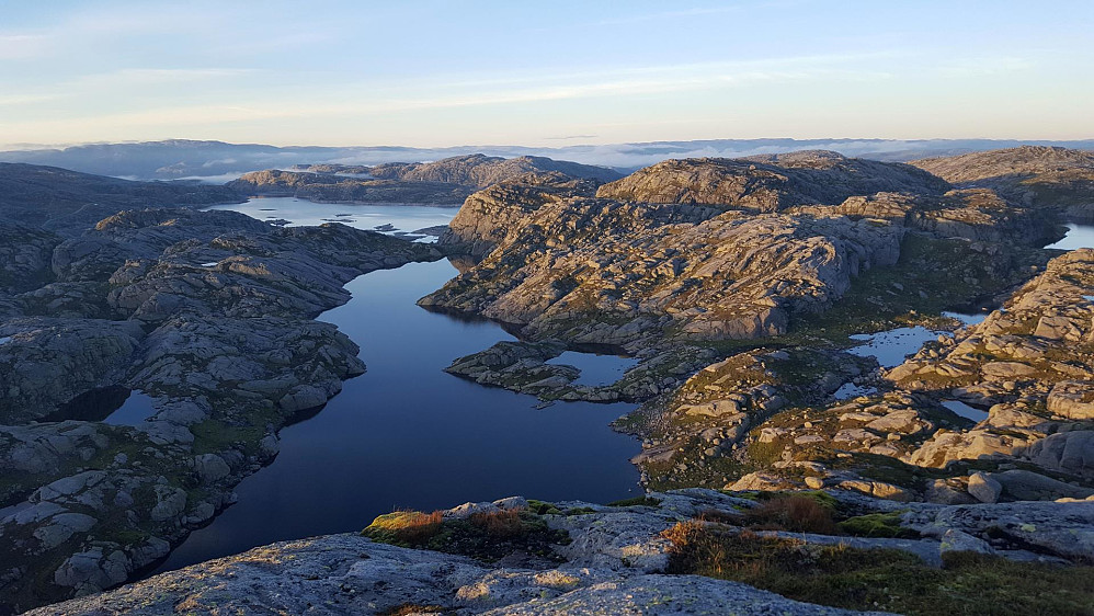 Kveldslyset mot vannet øst for Langvatnet. Jeg gikk på høyre siden av dette i et skar midt i massivet.