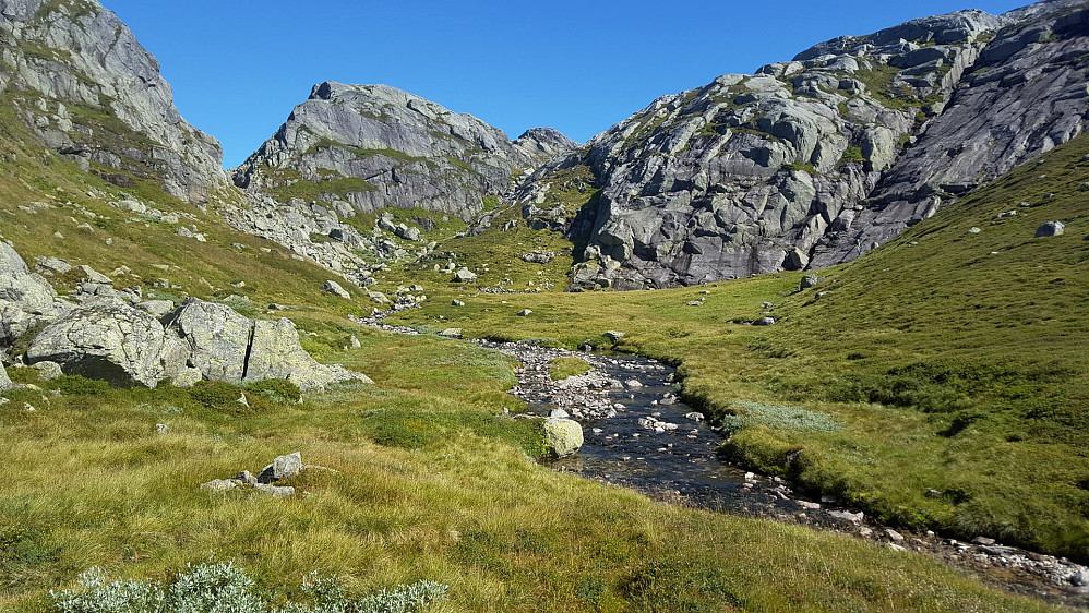 Det flater ut etter den første skogkledde lia. To valg: skaret midt i bildet (plan A) eller til venstre (plan B)