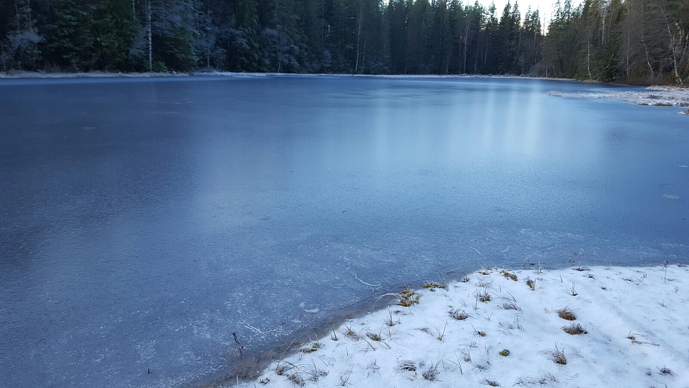 Øyervann bød på (tilsynelatende) bærbar is, men uten sikrigsutstyr holdt vi oss på land.