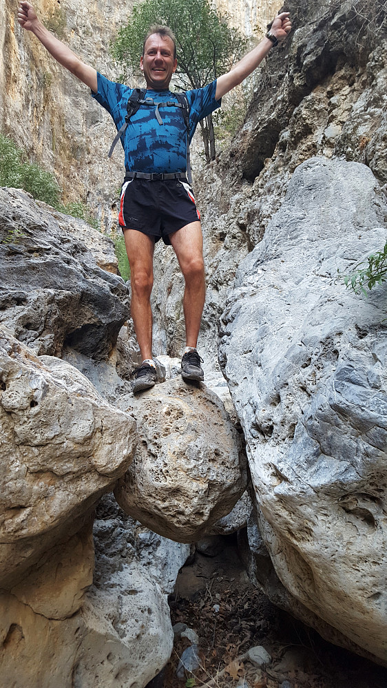Halvor på den lokale Kjerag-bolten!