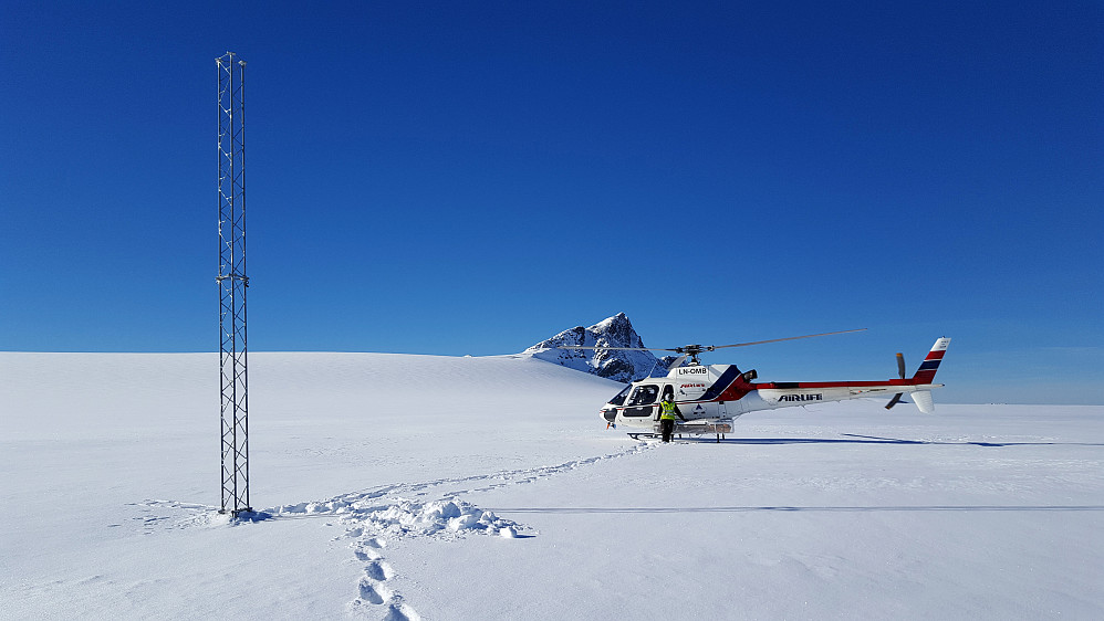 En fin dag på jobben. Innmåling av tårnet på Nigardsbreen øst for Kjenndalskruna.