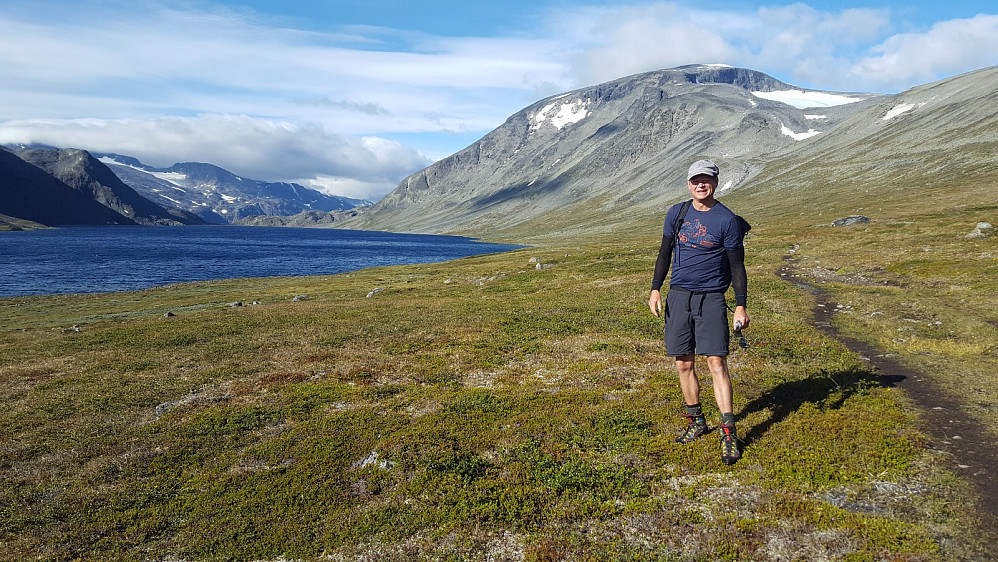 Kjetil litt etter Fjellstyrehytta. Fin sti langs vannet. Litt vått riktignok. Ruta følger ryggen rett over hodet til Kjetil.