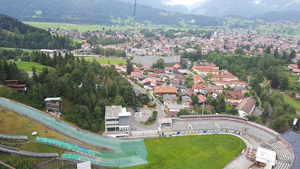 Nebelhornbanen passerer over hoppbakkene i Oberstdorf. Utsikt mot byen.