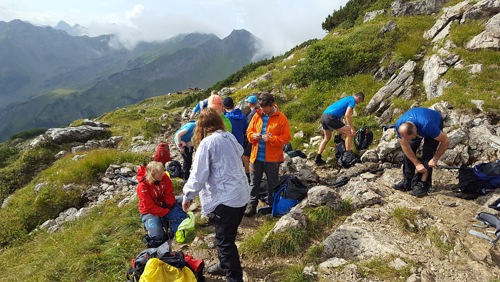 Sola titter frem og tørker berget.