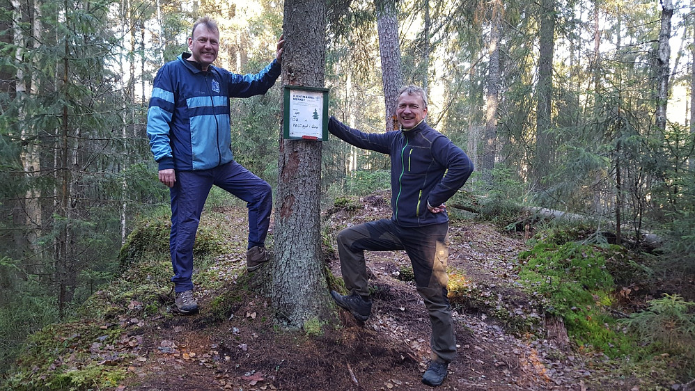 Halvor og Ånund ved kjentmannsposten. Tredelefurua ser en i bakgrunnen.