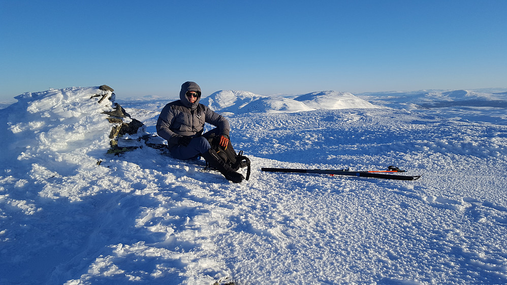 Sondre ved varden på sørtoppen av Løysmundhatten. Sjækerhatten som er neste mål sees rett til høyre for han.