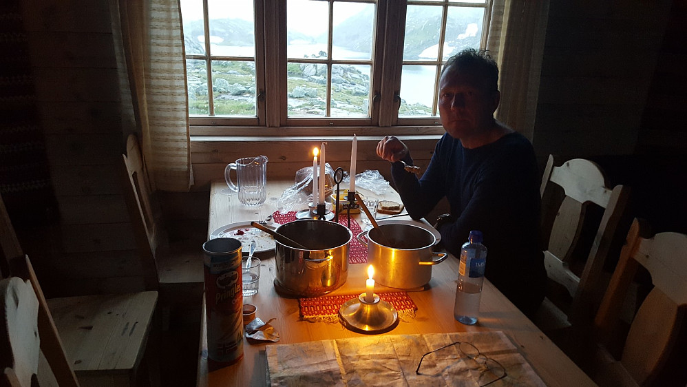 Nattmat på tørr og varm hytte! Ennå er det lyst ute..