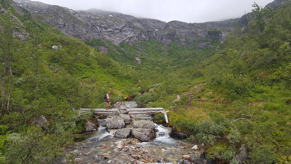 Etter de første bratte bakkene krysses elva på en god bro nederst i Kvernhusbotn. Videre rute er bratt opp helt til høyre i bildet.