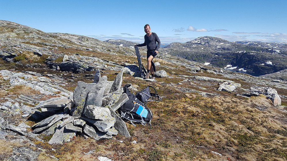 Nede på punktet som er høyest i Masfjorden. Vi var usikre på hvilken varde som var riktig. Gikk på begge! :)