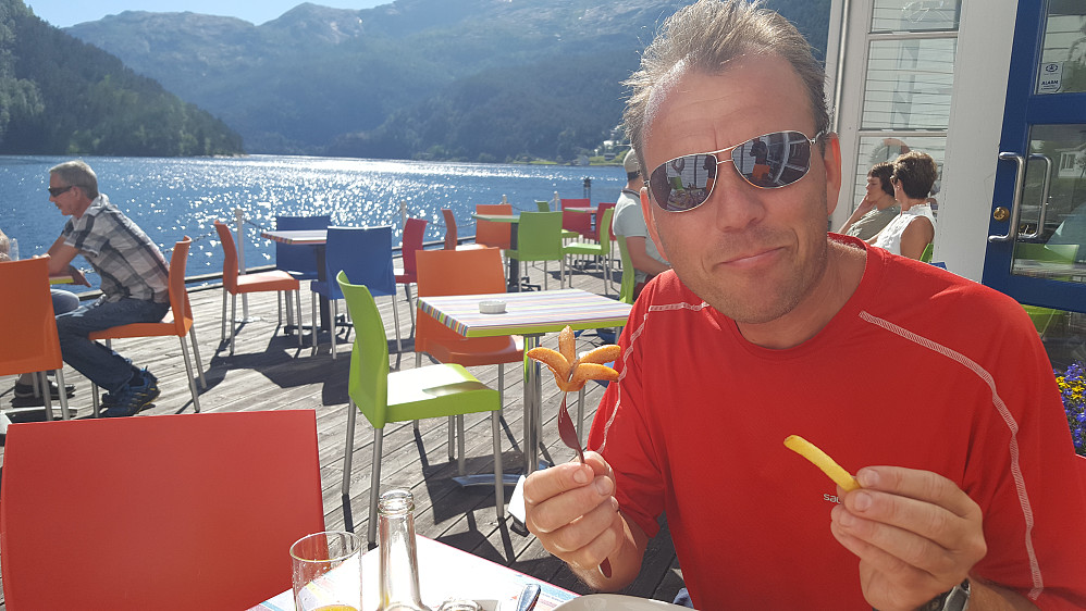 Sommerlig med pølse og pommes frites ved brygga i Mo.