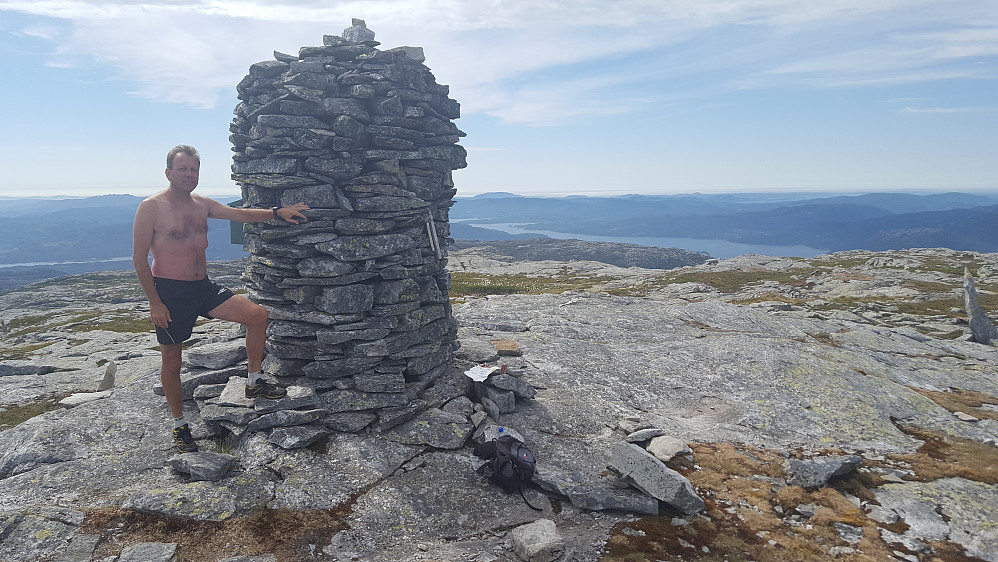 Utsikt fra toppvarden på Høgajellet mot Knarvik og havet.