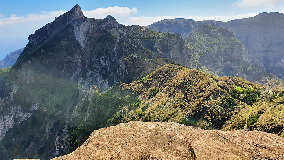 Utsikt bakover fra der vi snudde. Ser den fine toppen Pico de Serradinho (1443 moh) som man går ved foten av.