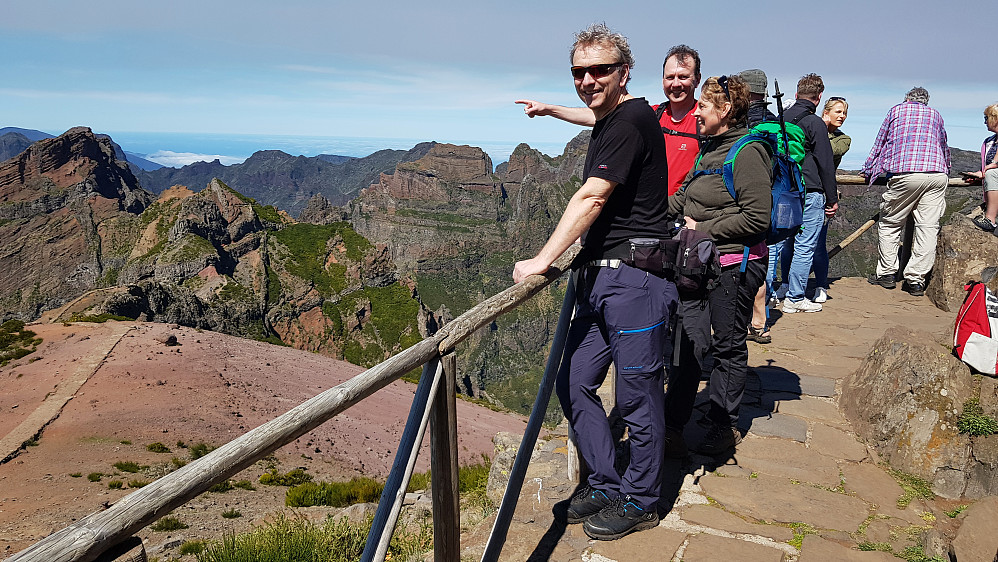 Titter bort på utfordringene fra startstedet Pico do Arieiro. Pico Ruivo er vanskelig å se fra startstedet da det nesten helt skjules av nesten like høye topper, men ligger midt i bildet bak oss velfødde turister.