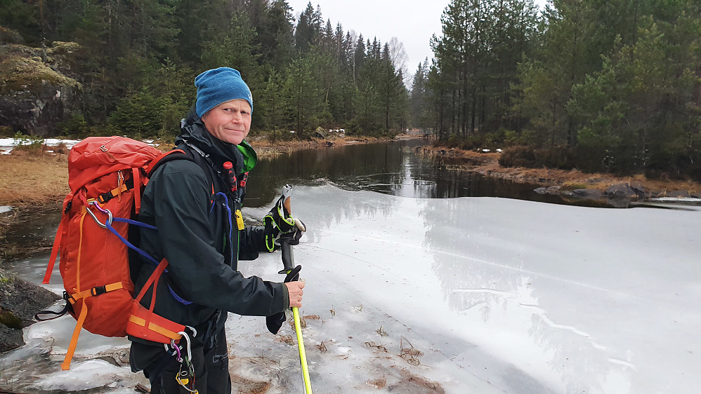 Nordvest på nordre Krokvann er det et lite basseng som denne gangen hadde dårlig is, særlig i sundet før hovedbassenget. Der måtte vi gå på land. Bildet er tatt når vi går utpå isen i hovedbassenget og ser tilbake på den utrygge isen.