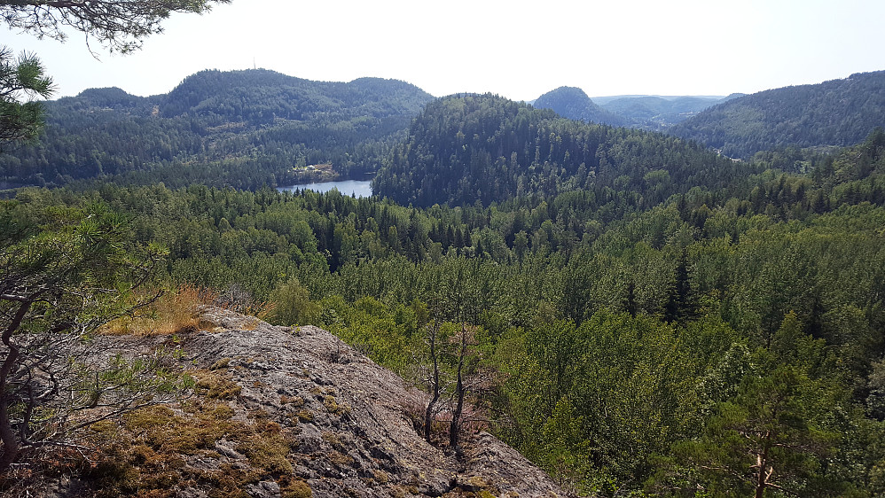 Fin utsikt sørover fra 149-toppen mot Heiberg (med mast) og Hasåsen ved Søndeled (bak litt til høyre i bildet).