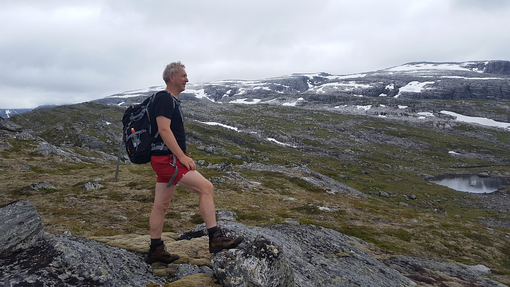 På toppen av Rantane. Ser innover mot Blåfjellet. Toppen er langt til venstre, nesten bak meg. Her så det ut til at været skulle lette helt, slik det var meldt.