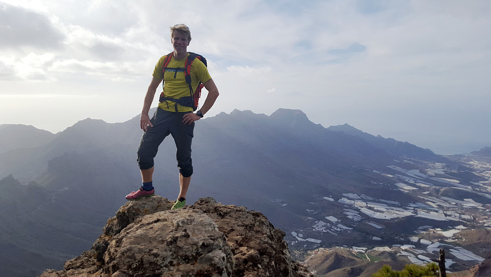 Sondre på en fin pinakkel ca 1130 moh (se sporet). Utsikt rett ned mot der vi kom fra, og vestover mot dalen ved San Nicolas de Tolentino.