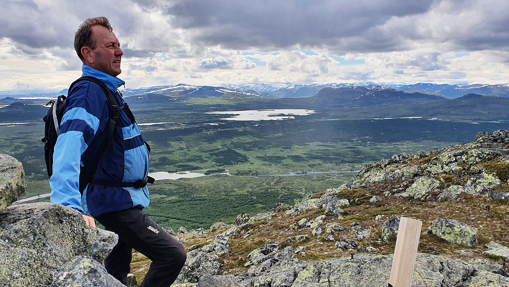 Så var det dragningen mot Jotunheimen! Vi kjente igjen Bitihorn (rett til venstre for Halvor) og Besshø (noe til høyre for midten). Tror det er Nautgardstind til høyre. Klarte ikke å skille ut Glittertind, som man bør se herfra i skyfritt vær.