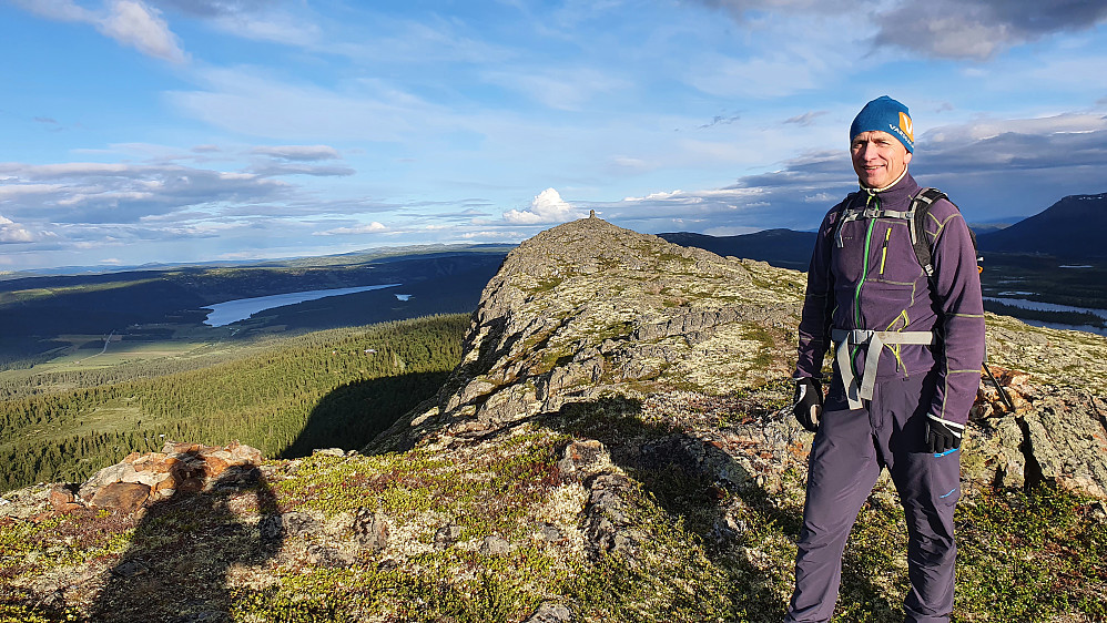 Flott bakover topp-platået. Ser tilbake mot toppen, og Gålåvannet til venstre.