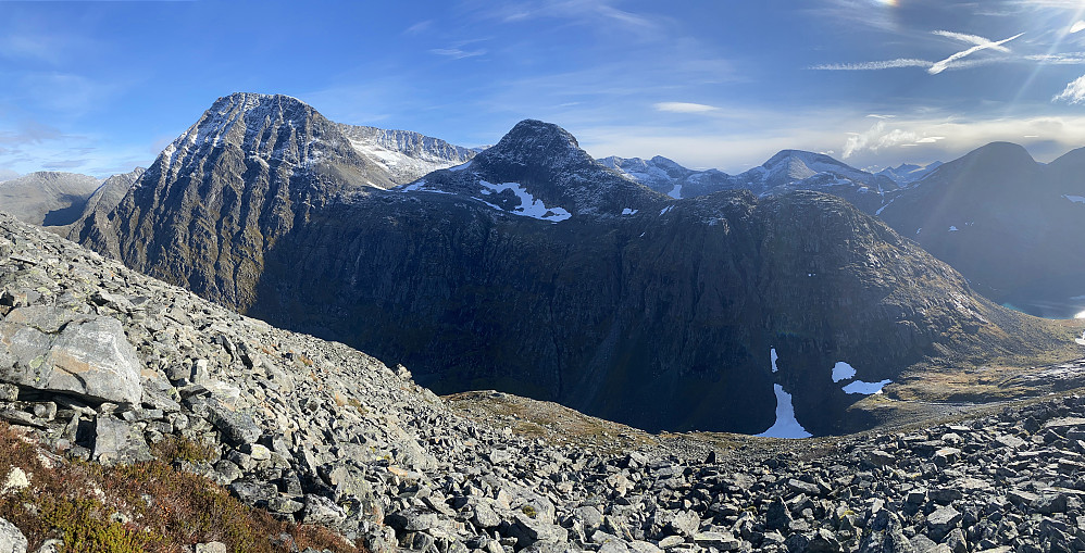 I skråningen på veg opp til Grønfonnfjellet. Bildet viser en mulig rute på nordsiden av Kyrfonntinden hvis man skal gå til Sjøboltinden (venstre i bildet)