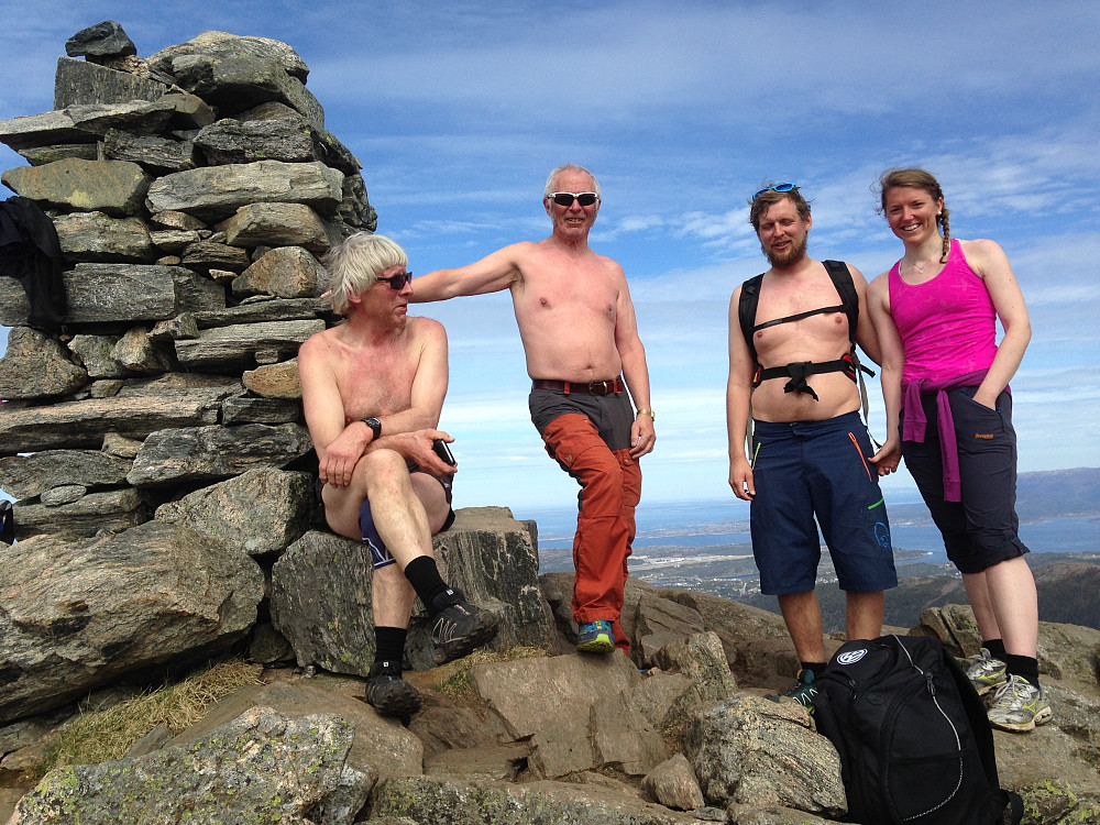 Per Ole, Laurits, Hans Thorvald og Kristine ved varden på Freikollen