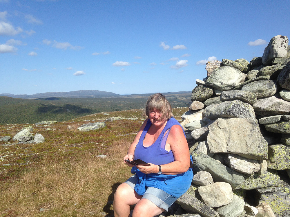 Sigrid ved varden på Skruvdalstinden