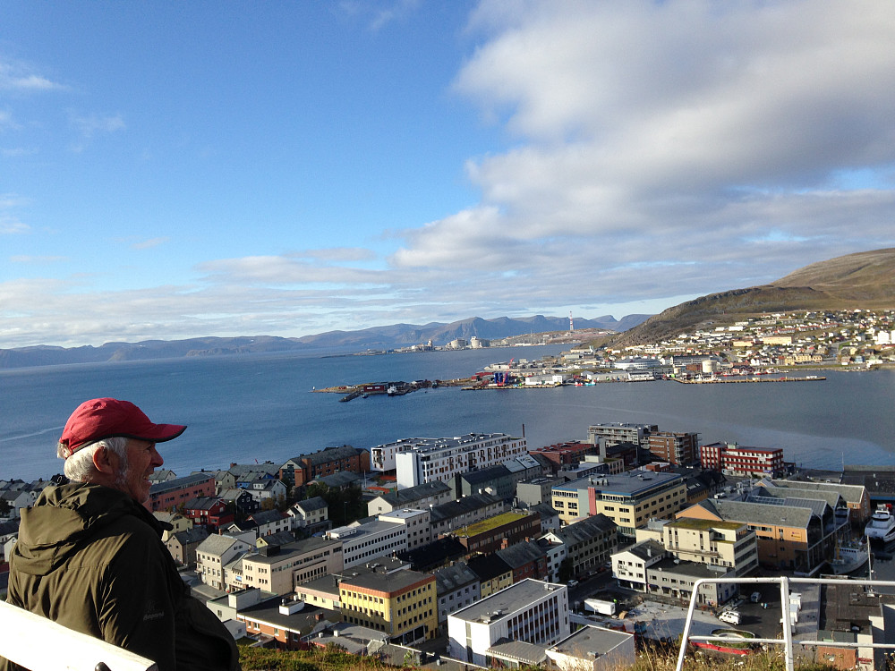 Utsikt fra Salen mot Fuglenes og Melkøya
