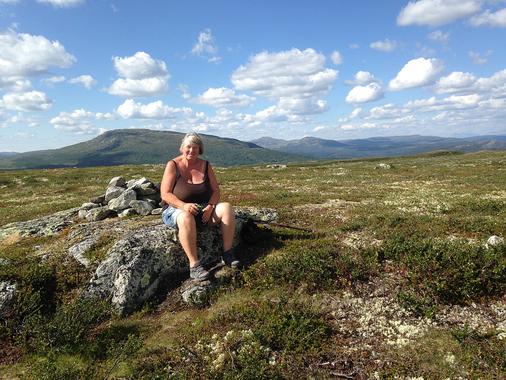 Sigrid på Vetafjellet, med Ongsjøfjellet bak